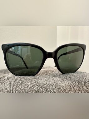 Ray-Ban Black Frame Sunglasses with Dark Green Lenses Vintage
